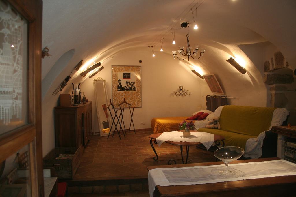 Chambre D'Hotes La Romarine Barnave Værelse billede